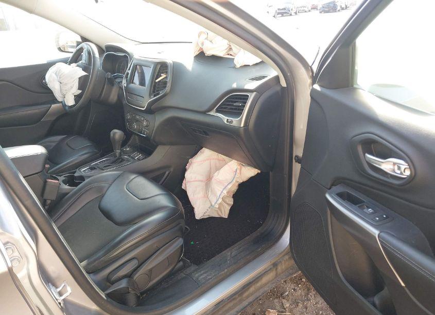 Photo 5 of 2019 Jeep Cherokee LATITUDE PLUS 4X4 (VIN 1C4PJMLX4KD127745)