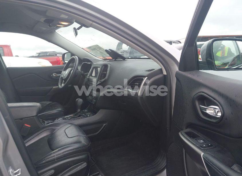 Photo 5 of 2019 Jeep Cherokee LATITUDE PLUS 4X4 (VIN 1C4PJMLX7KD104542)