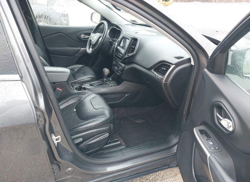 Photo 5 of 2019 Jeep Cherokee LATITUDE PLUS 4X4 (VIN 1C4PJMLX7KD122071)