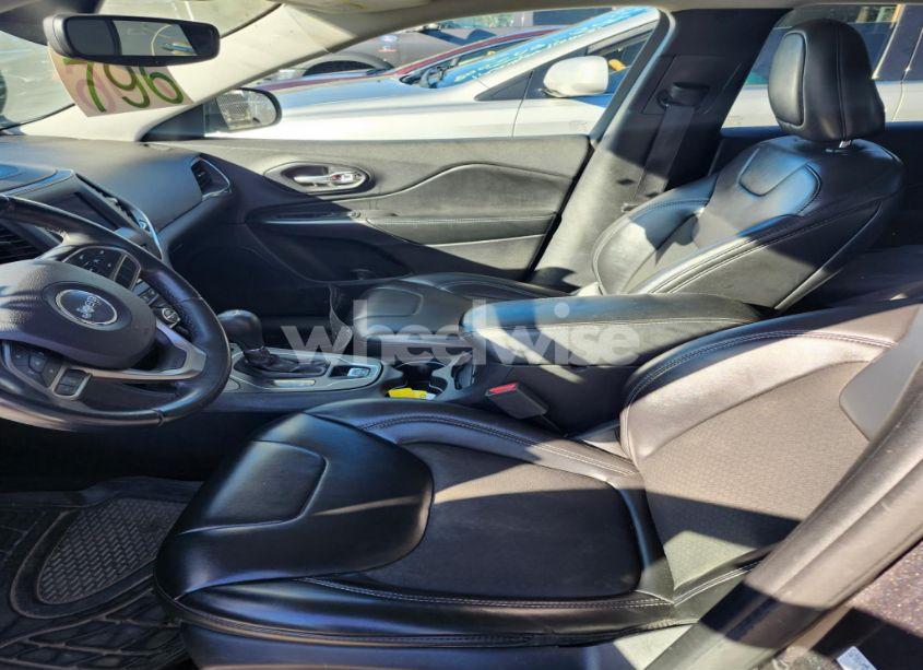 Photo 5 of 2019 Jeep Cherokee (VIN 1C4PJMLXXKD105619)