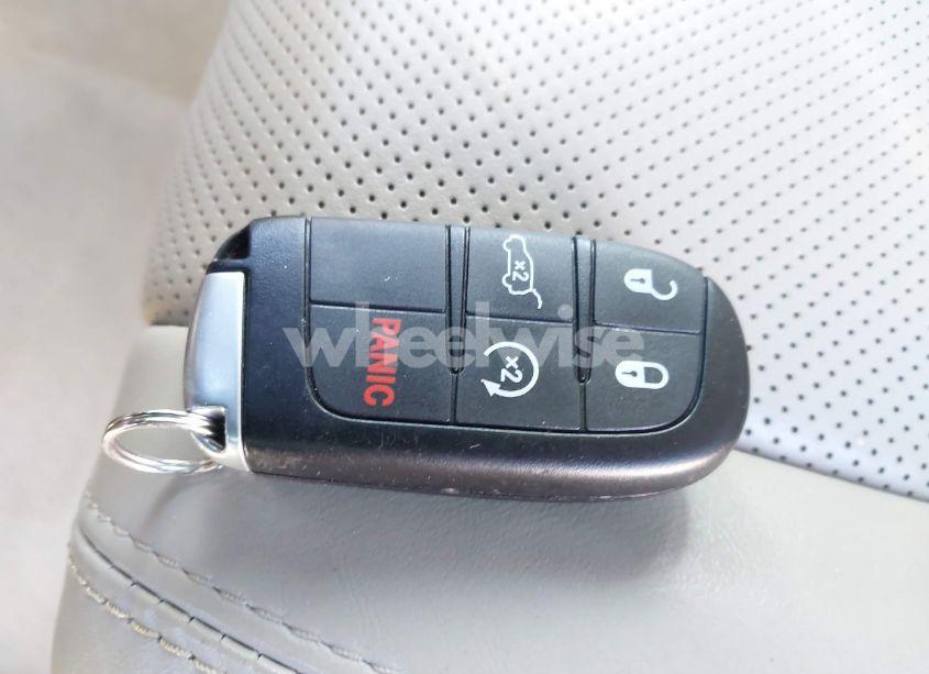 Photo 11 of 2019 Jeep Grand CHEROKEE OVERLAND 4X2 (VIN 1C4RJECG1KC752415)