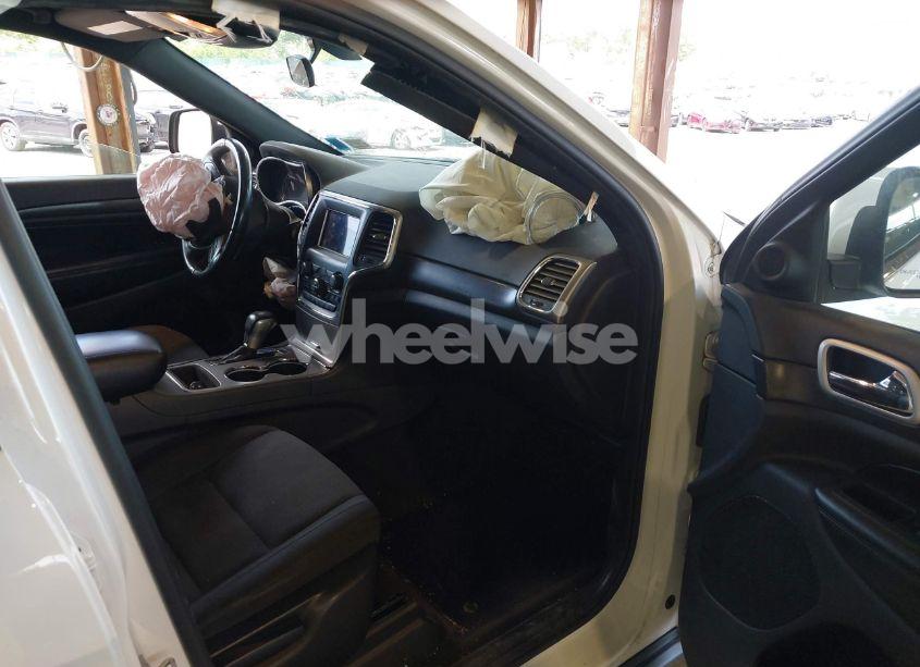 Photo 5 of 2018 Jeep Grand CHEROKEE LAREDO 4X4 (VIN 1C4RJFAG2JC433080)