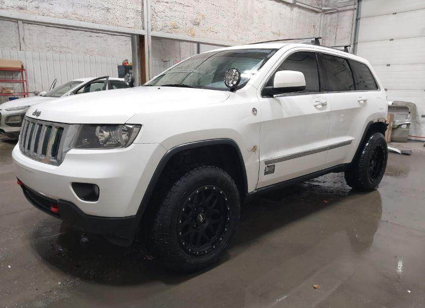 Photo 2 of 2013 Jeep Grand CHEROKEE LAREDO (VIN 1C4RJFAG3DC536741)
