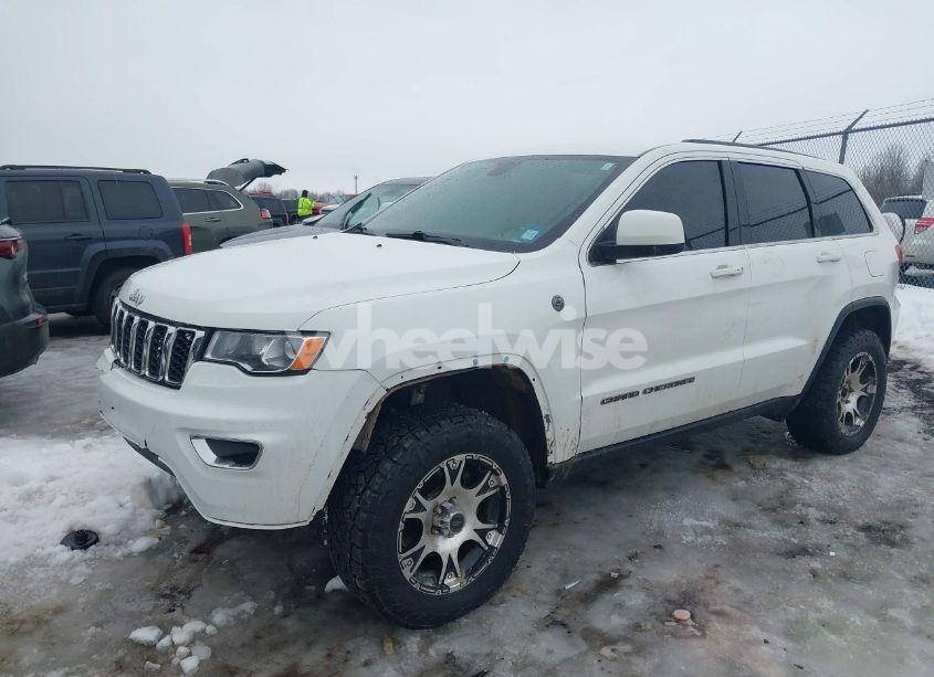 Photo 2 of 2019 Jeep Grand CHEROKEE LAREDO 4X4 (VIN 1C4RJFAG6KC735053)