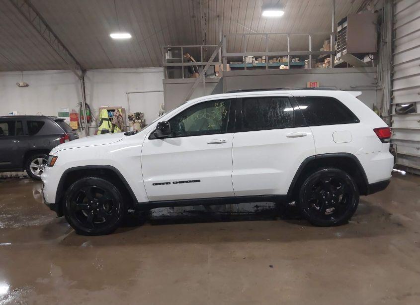 Photo 14 of 2018 Jeep Grand CHEROKEE UPLAND 4X4 (VIN 1C4RJFAG9JC499710)