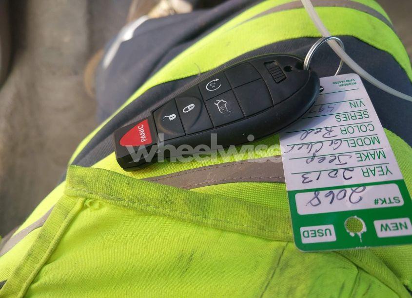 Photo 11 of 2013 Jeep Grand CHEROKEE LAREDO (VIN 1C4RJFAGXDC585970)