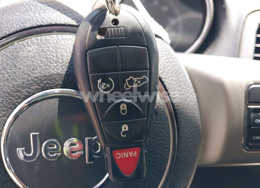 Photo 11 of 2013 Jeep Grand CHEROKEE LAREDO (VIN 1C4RJFAT9DC574617)