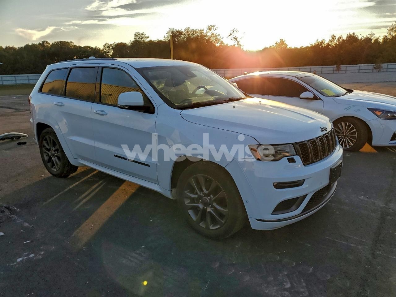 Photo 4 of 2019 JEEP GRAND CHEROKEE OVERLAND (VIN 1C4RJFCG3KC527547)