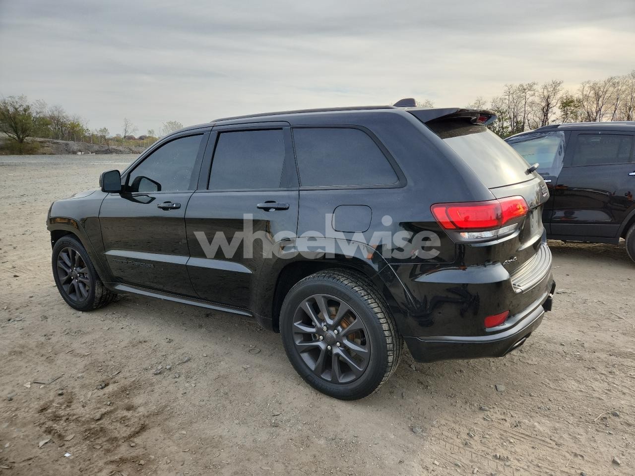 Photo 2 of 2018 JEEP GRAND CHEROKEE OVERLAND (VIN 1C4RJFCTXJC233946)