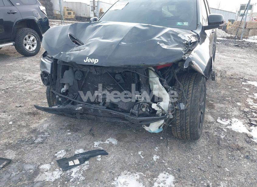 Photo 6 of 2017 Jeep Grand CHEROKEE SRT 4X4 (VIN 1C4RJFDJ7HC641926)