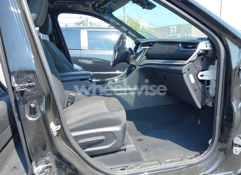 Photo 5 of 2024 Jeep Grand CHEROKEE LAREDO X 4X4 (VIN 1C4RJHAG1R8590285)