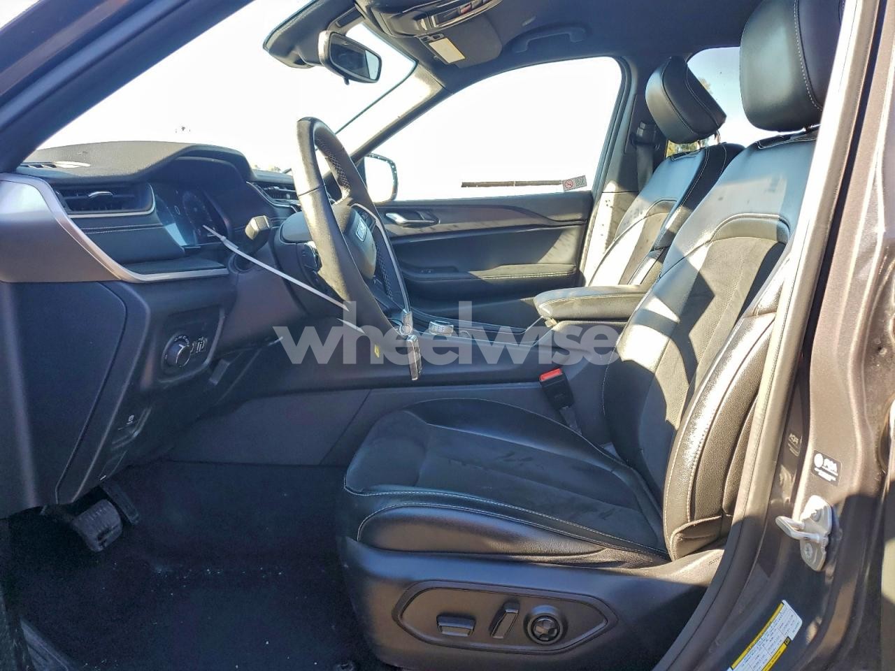 Photo 7 of 2024 JEEP GRAND CHEROKEE LAREDO (VIN 1C4RJHAG2RC142201)