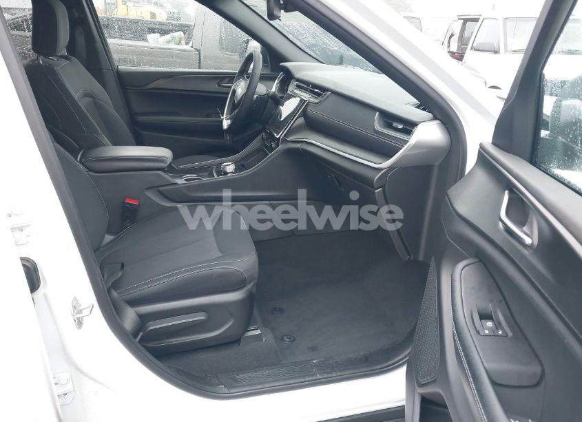 Photo 5 of 2024 Jeep Grand CHEROKEE LAREDO 4X4 (VIN 1C4RJHAGXRC185832)