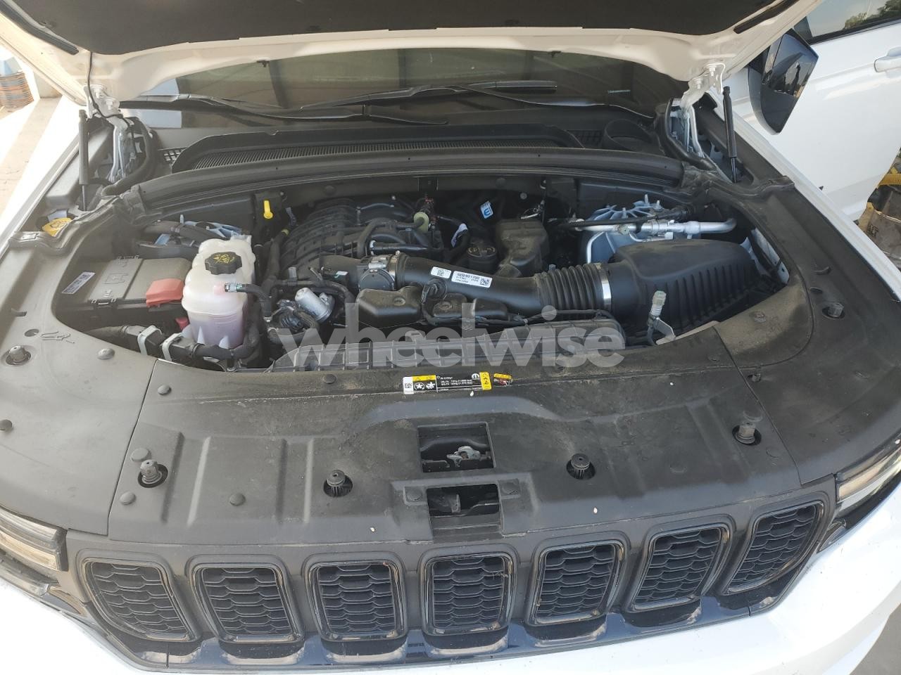 Photo 11 of 2024 JEEP GRAND CHEROKEE LIMITED (VIN 1C4RJHBG2RC151009)