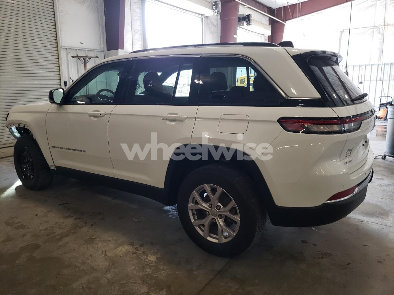 Photo 2 of 2022 JEEP GRAND CHEROKEE LIMITED (VIN 1C4RJHBG6N8586046)