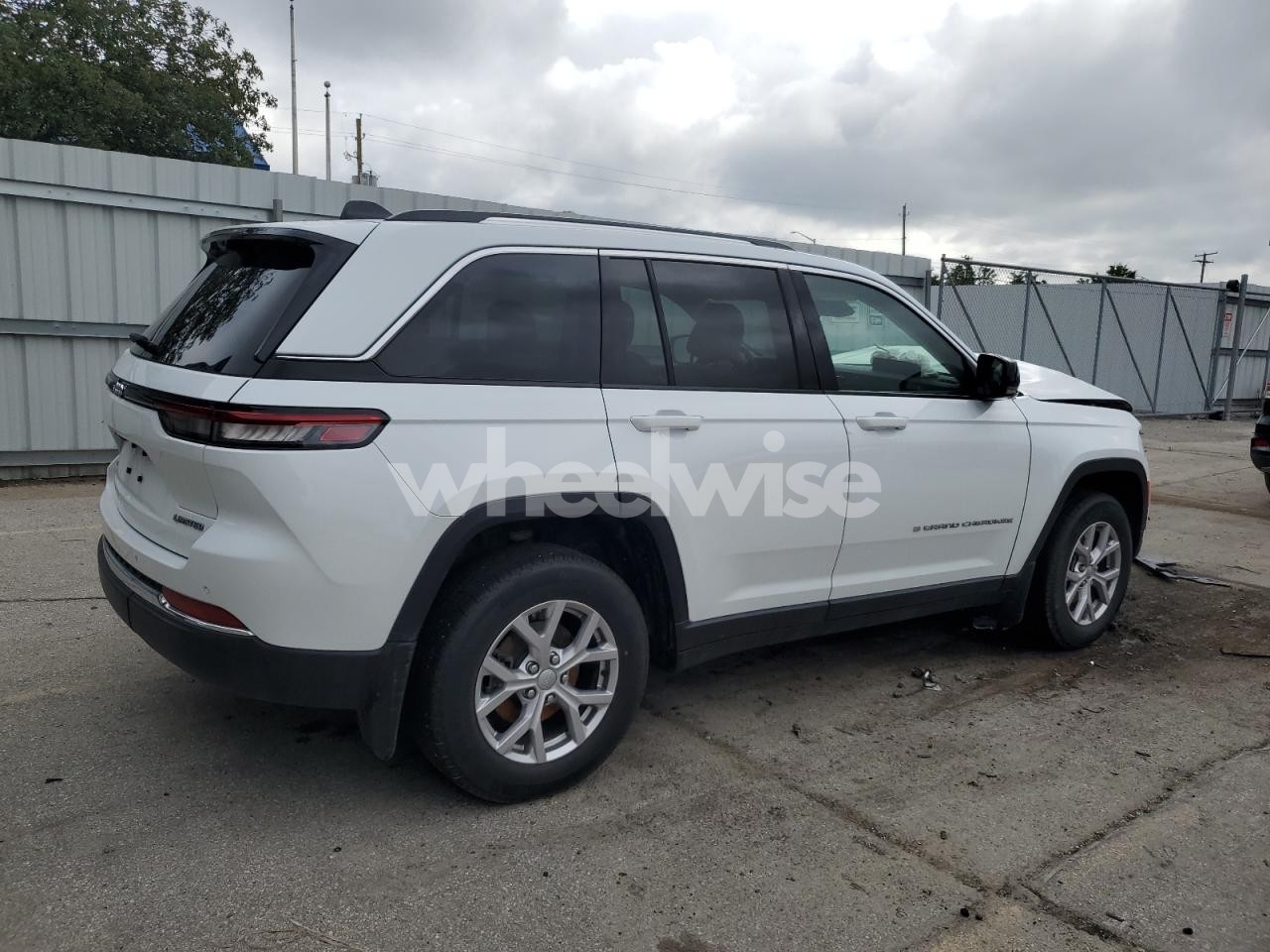 Photo 3 of 2022 JEEP GRAND CHEROKEE LIMITED (VIN 1C4RJHBG6N8618462)