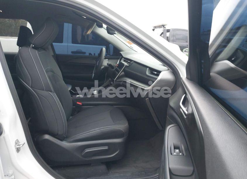 Photo 5 of 2023 Jeep Grand CHEROKEE L LAREDO 4X2 (VIN 1C4RJJAG5P8843337)