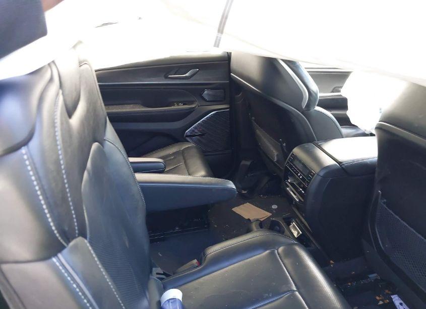 Photo 8 of 2023 Jeep Grand CHEROKEE L OVERLAND 4X2 (VIN 1C4RJJDG4P8703940)