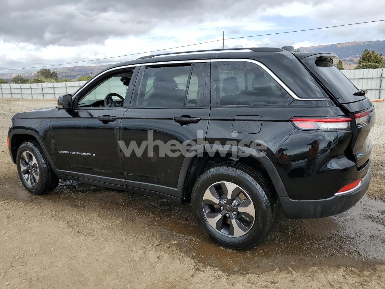 Photo 2 of 2023 JEEP GRAND CHEROKEE LIMITED 4XE (VIN 1C4RJYB67PC624360)
