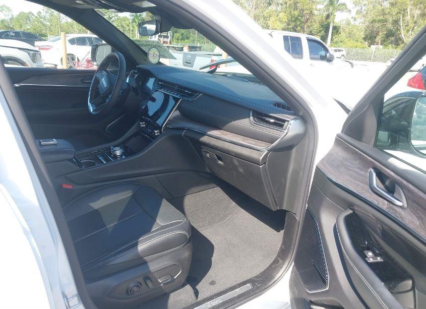 Photo 5 of 2024 Jeep Grand CHEROKEE 4XE OVERLAND (VIN 1C4RJYD6XRC711072)