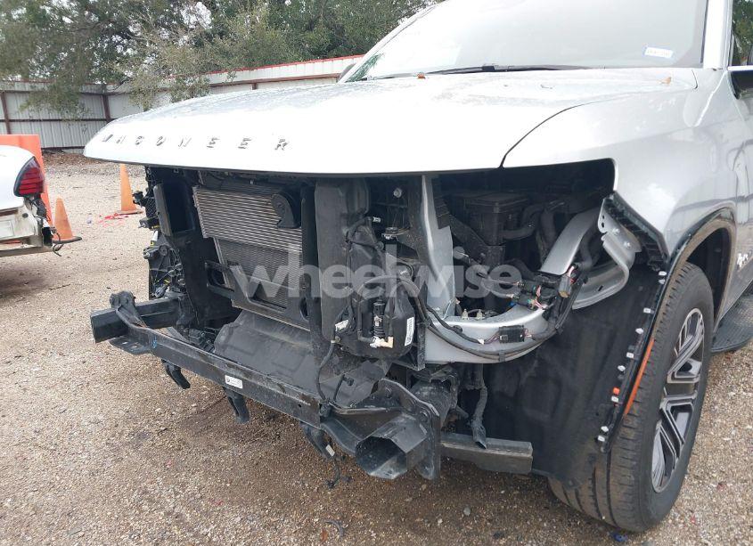 Photo 6 of 2024 Jeep Wagoneer L SERIES II 4X2 (VIN 1C4SJRBP3RS169726)