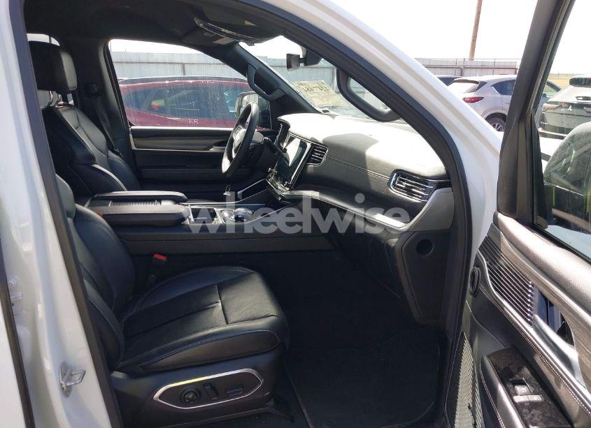 Photo 5 of 2024 Jeep Wagoneer L SERIES II 4X2 (VIN 1C4SJRBP6RS134677)