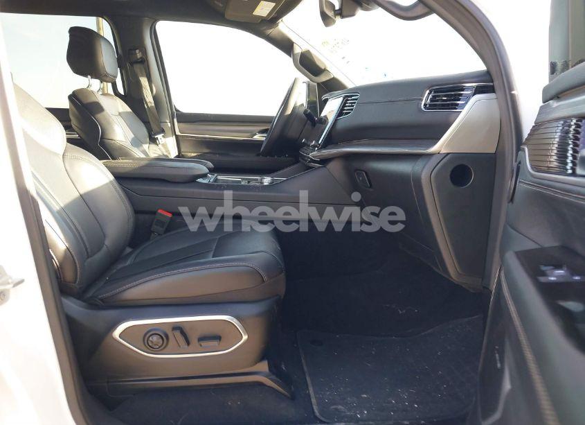 Photo 5 of 2024 Jeep Wagoneer L SERIES II 4X2 (VIN 1C4SJRBPXRS165267)