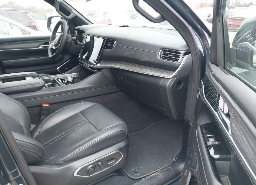 Photo 5 of 2024 Jeep Wagoneer L (VIN 1C4SJSBP2RS102039)