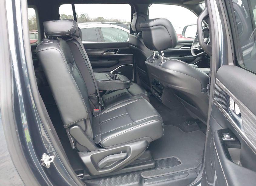 Photo 8 of 2024 Jeep Wagoneer L (VIN 1C4SJSBP2RS102039)