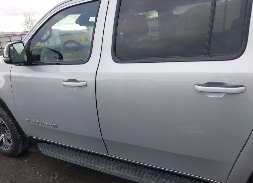 Photo 15 of 2024 Jeep Wagoneer L SERIES II 4X4 (VIN 1C4SJSBP2RS144307)