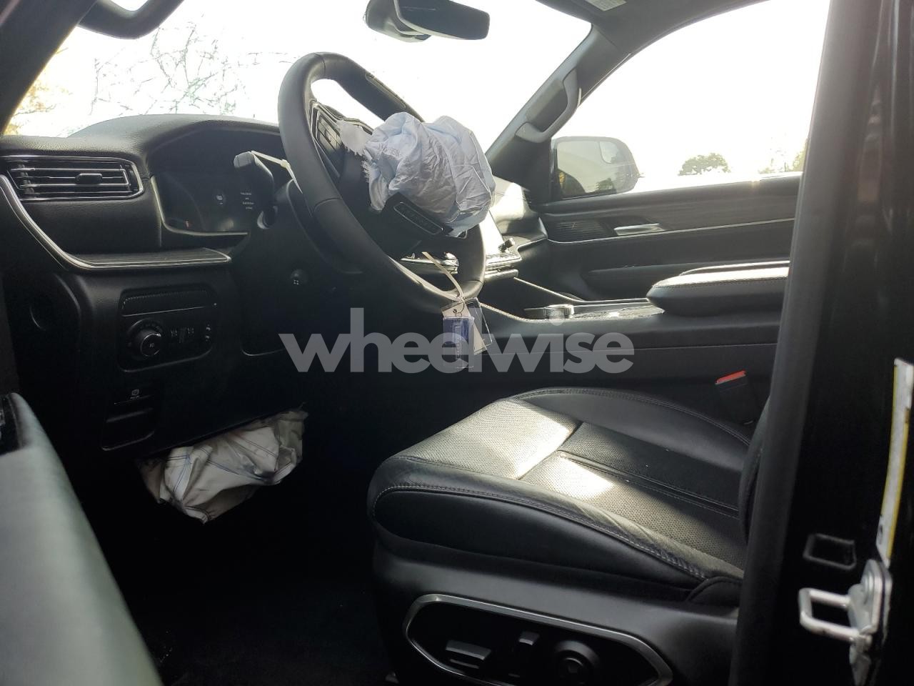 Photo 7 of 2024 JEEP WAGONEER L SERIES II (VIN 1C4SJSBP6RS101704)