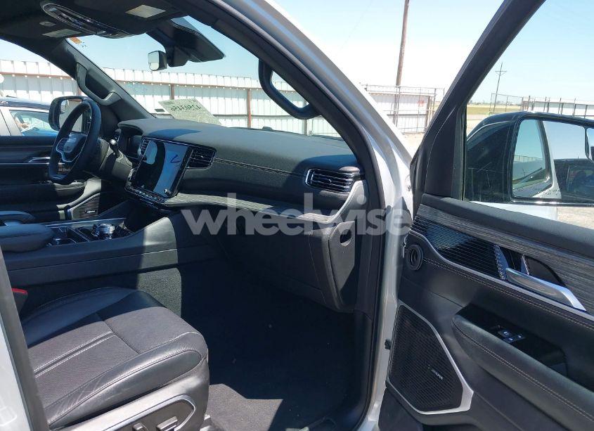 Photo 5 of 2024 Jeep Wagoneer L SERIES II 4X4 (VIN 1C4SJSBP8RS105303)