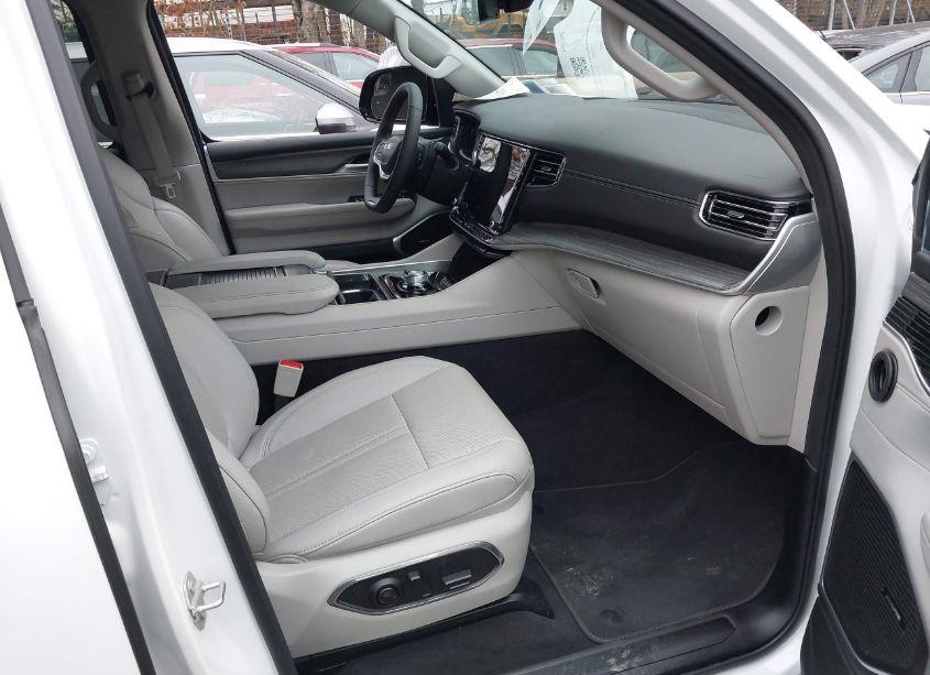 Photo 5 of 2024 Jeep Wagoneer L SERIES II 4X4 (VIN 1C4SJSBPXRS158570)