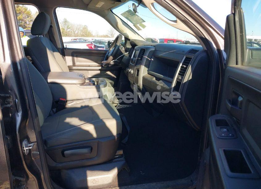 Photo 5 of 2019 Ram 1500 CLASSIC EXPRESS 4X2 6'4 BOX (VIN 1C6RR6FG0KS733538)