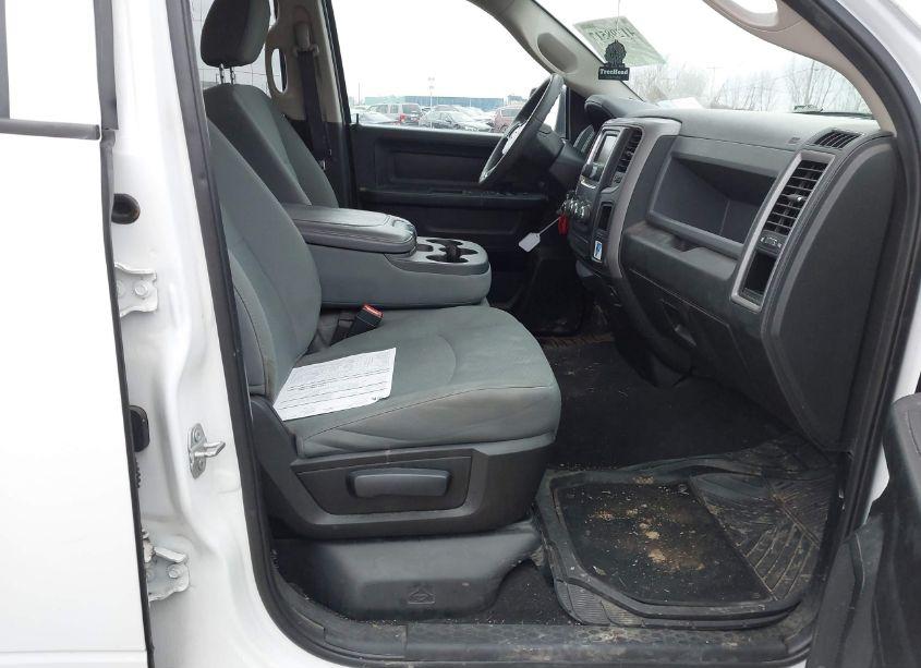 Photo 5 of 2018 Ram 1500 EXPRESS 4X4 6'4 BOX (VIN 1C6RR7FG0JS220360)