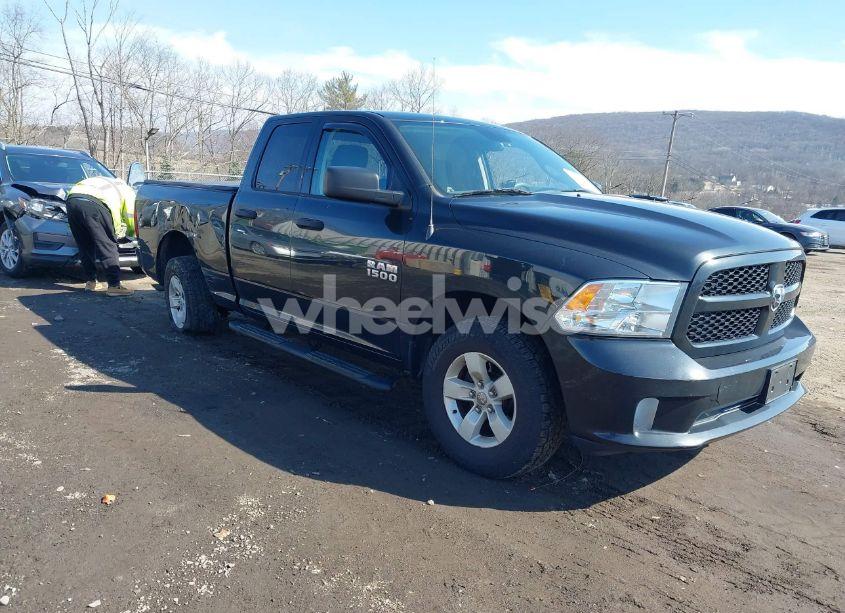 2018 Ram 1500 EXPRESS 4X4 6'4 BOX (VIN 1C6RR7FG1JS327742) main photo