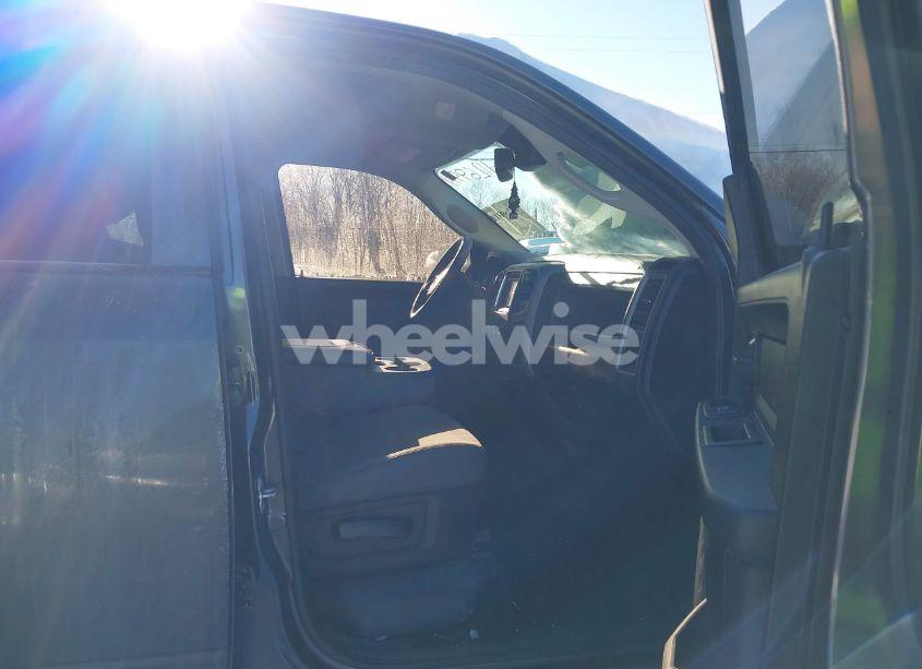 Photo 5 of 2019 Ram 1500 CLASSIC (VIN 1C6RR7FG1KS646916)