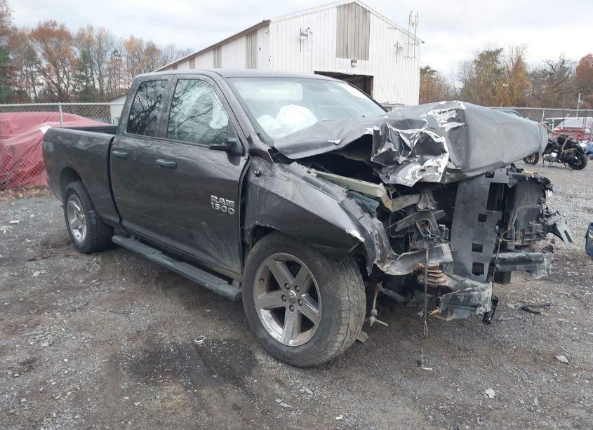 2018 Ram 1500 EXPRESS 4X4 6'4 BOX (VIN 1C6RR7FG2JS188947) main photo