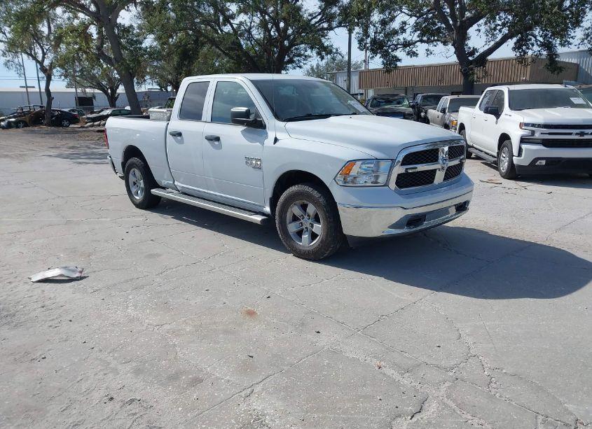 2019 Ram 1500 CLASSIC TRADESMAN QUAD CAB 4X4 6'4 BOX (VIN 1C6RR7FG2KS652837) main photo