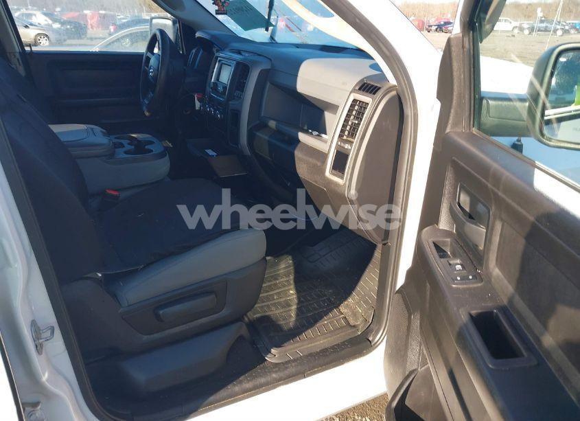 Photo 5 of 2019 Ram 1500 CLASSIC EXPRESS 4X4 6'4 BOX (VIN 1C6RR7FG3KS631821)