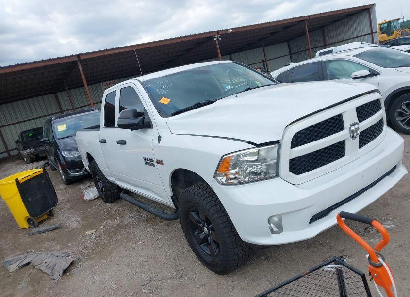 2018 Ram 1500 EXPRESS QUAD CAB 4X4 6'4 BOX (VIN 1C6RR7FT0JS176213) main photo