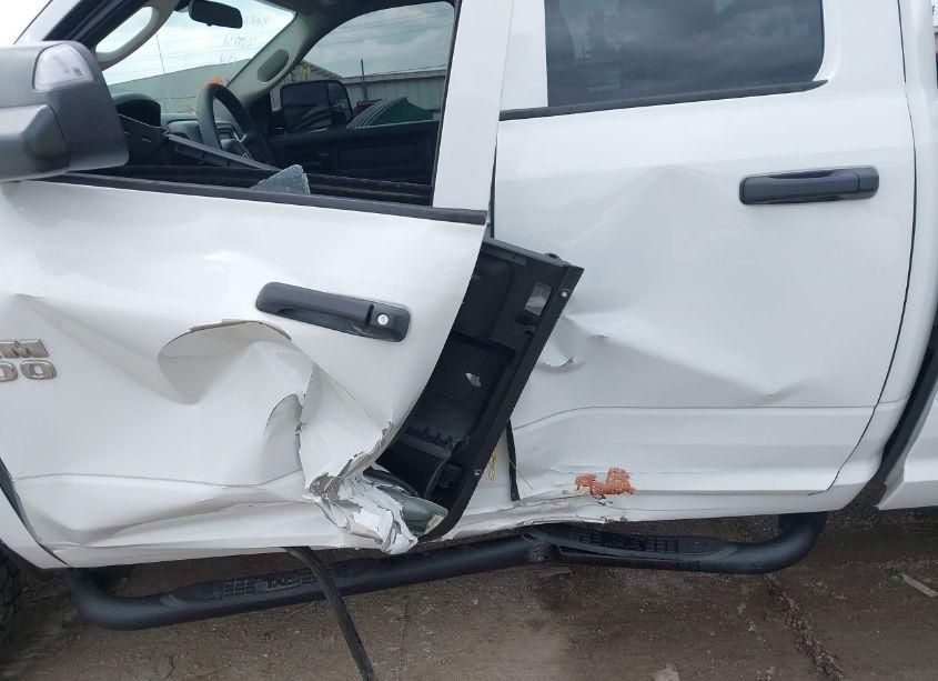 Photo 6 of 2018 Ram 1500 EXPRESS QUAD CAB 4X4 6'4 BOX (VIN 1C6RR7FT0JS176213)