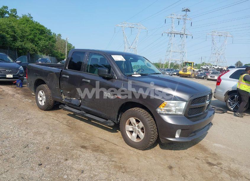 2018 Ram 1500 EXPRESS 4X4 6'4 BOX (VIN 1C6RR7FT3JS218244) main photo