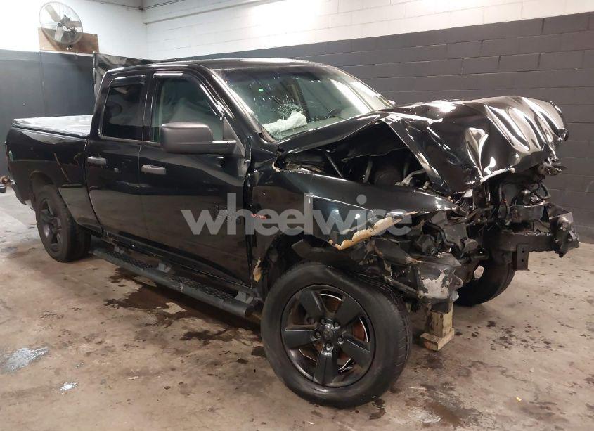 2018 Ram 1500 EXPRESS 4X4 6'4 BOX (VIN 1C6RR7FT9JS286838) main photo