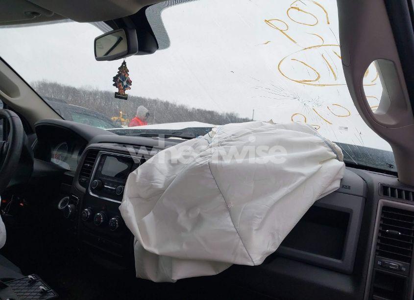 Photo 5 of 2018 Ram 1500 EXPRESS 4X4 6'4 BOX (VIN 1C6RR7FTXJS102362)