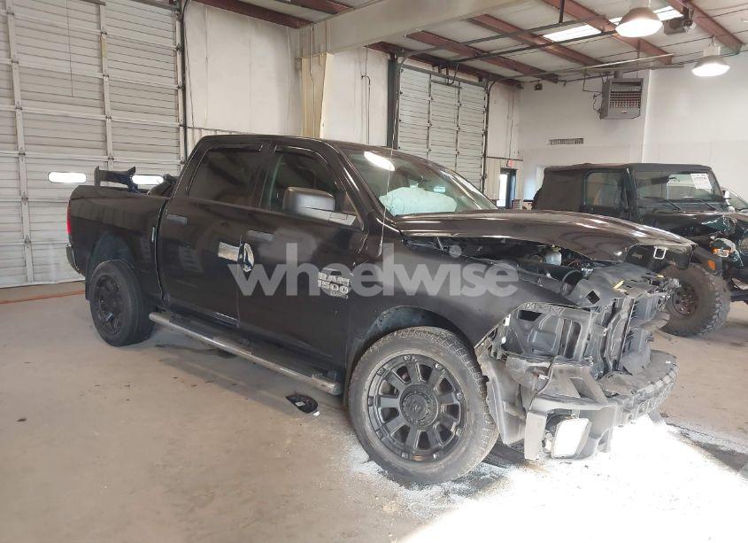 2019 Ram 1500 CLASSIC EXPRESS 4X4 5'7 BOX (VIN 1C6RR7KG3KS534804) main photo