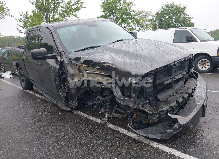 2019 Ram 1500 CLASSIC EXPRESS 4X4 5'7 BOX (VIN 1C6RR7KG9KS520387) main photo