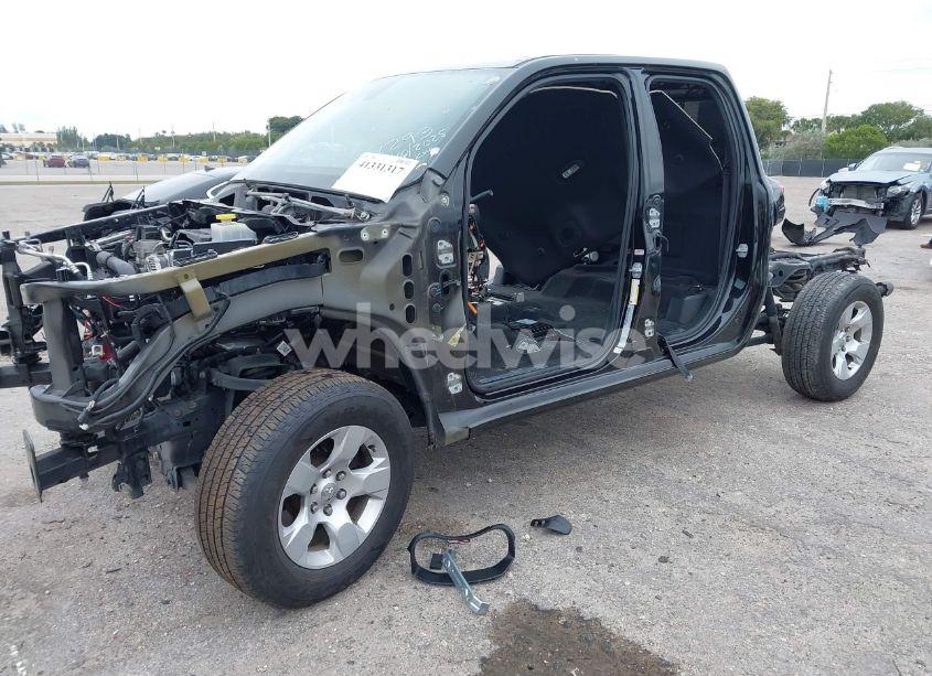 Photo 2 of 2019 Ram 1500 (VIN 1C6RREDT1KN581293)