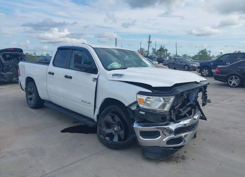 2020 Ram 1500 TRADESMAN QUAD CAB 4X2 6'4 BOX (VIN 1C6SRECG9LN385979) main photo