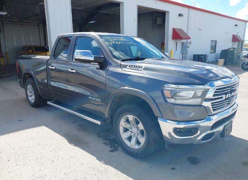 2019 Ram 1500 LARAMIE QUAD CAB 4X4 6'4 BOX (VIN 1C6SRFDT6KN806444) main photo